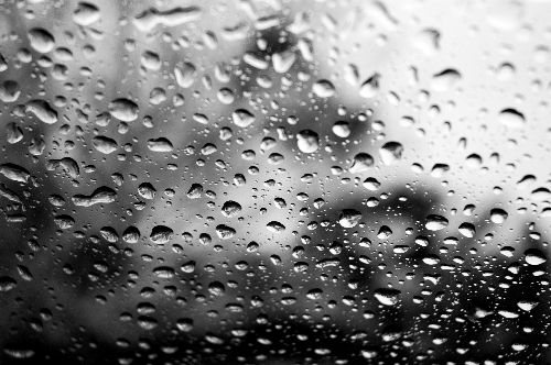 フロントガラスと雨粒