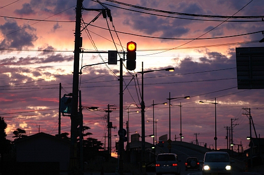 夕闇せまる街並み