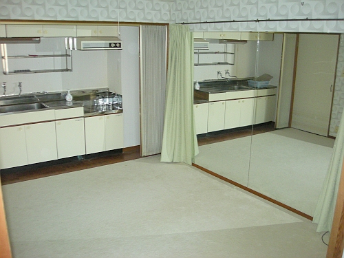 一面にミラーがはってあります。