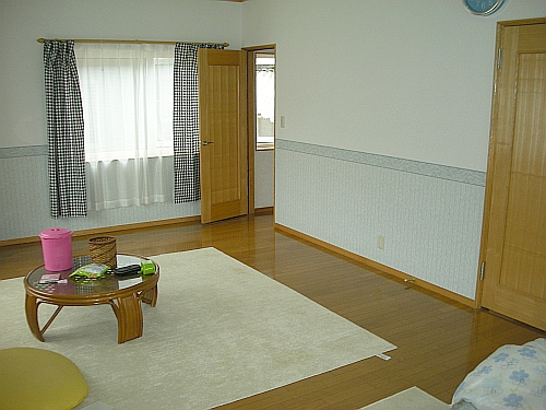 ドアが２つあるので壁で仕切ると２部屋になります。